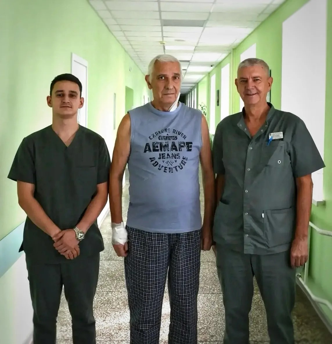Волгоградские сосудистые хирурги с пациентом в коридоре больницы