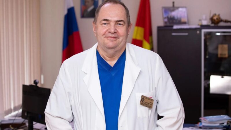 Врач челябинской областной больницы в кабинете
