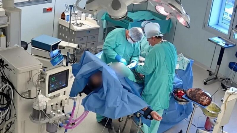 Хирургическая бригада Мурманской областной больницы во время операции